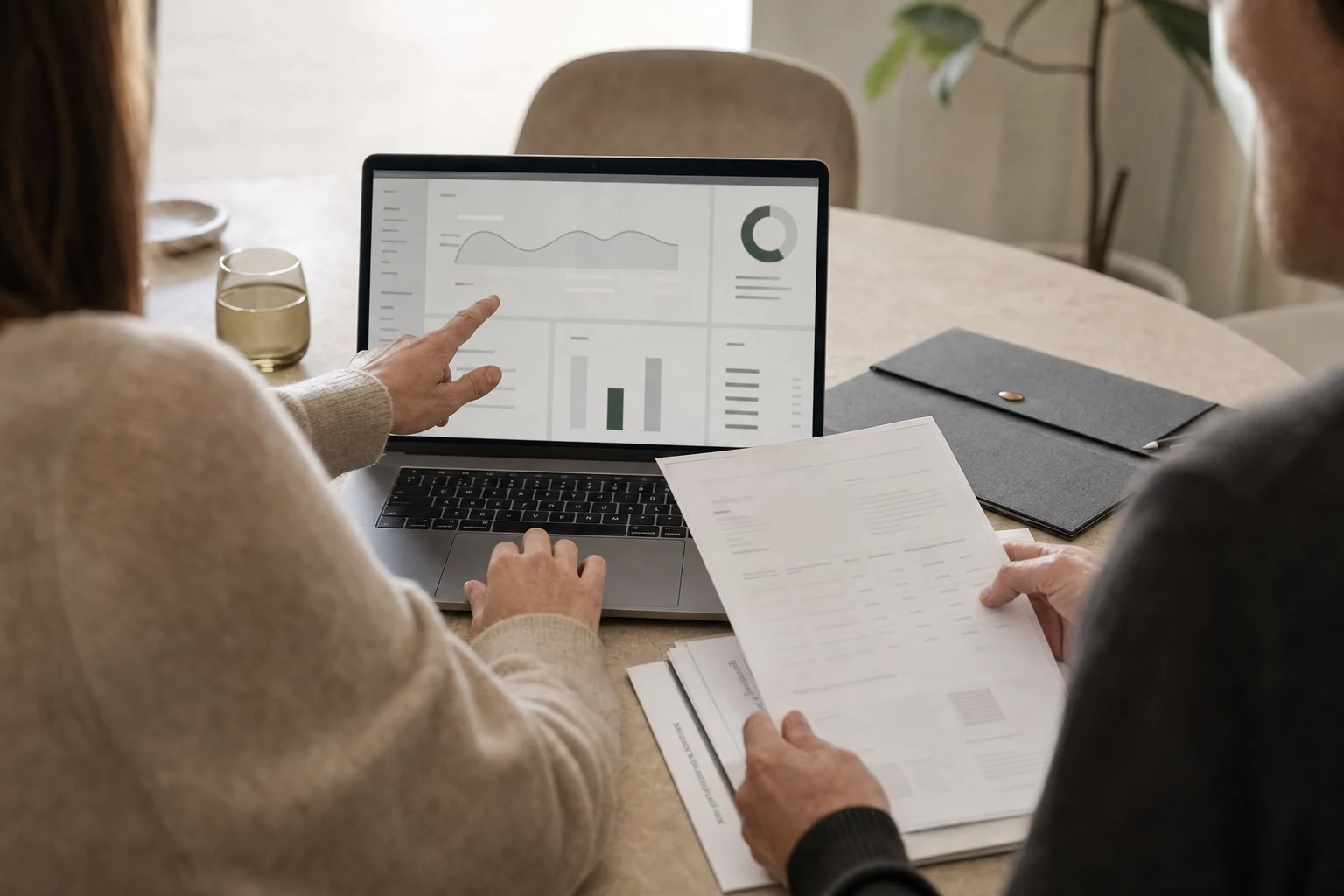 Profesional comparando servicios de gestoría en un espacio de trabajo moderno